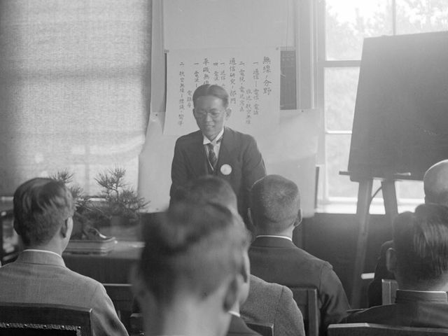 平磯における第2回逓信記念日式典で講演する前田憲一所長（1936年4月）